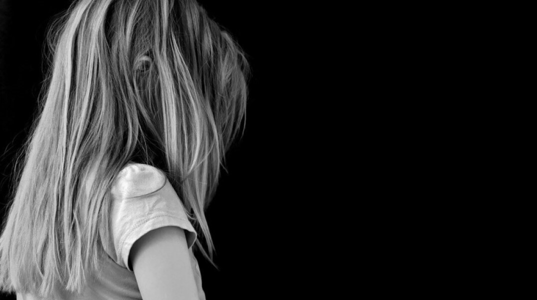Κορίτσι  - προφίλ σε ασπρόμαυρη φωτογραφία©Pixabay/Alexas_Fotos