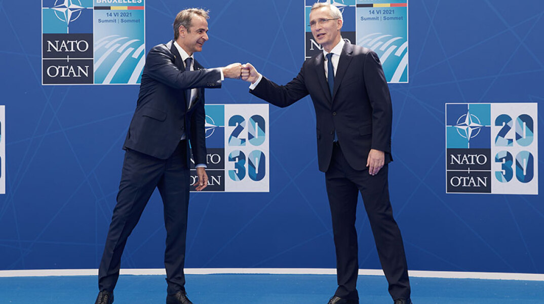 Ο πρωθυπουργός Κυριάκος Μητσοτάκης με τον γενικό γραμματέα του ΝΑΤΟ Γενς Στόλτενμπεργκ στη Σύνοδο Κορυφής της Συμμαχίας στις Βρυξέλλες