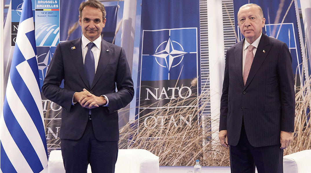 Κυριάκος Μητσοτάκης και Ρετζέπ Ταγίπ Ερντογάν στη συνάντησή τους στις Βρυξέλλες στο περιθώριο της Συνόδου Κορυφής του ΝΑΤΟ