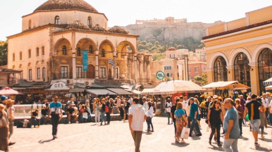 Κόσμος κάνει βόλτα στο Μοναστηράκι©Unsplash/ Hert Niks