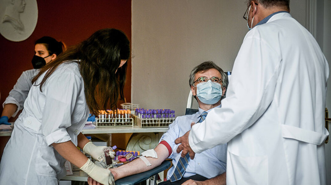 Εθελοντική αιμοδοσία στο Προεδρικό Μέγαρο - Ο Σωτήρης Τσιόδρας δίνει αίμα
