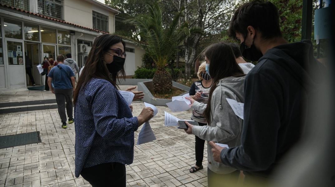 Μαθητές στο προαύλιο σχολείου πριν τις πανελλαδικές εξετάσεις