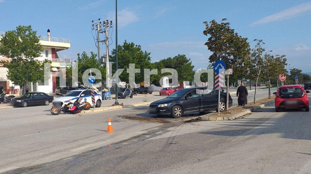 Το σημείο στο Λουτράκι όπου συγκρούστηκαν μηχανή και ΙΧ αυτοκίνητο, με αποτέλεσμα να σκοτωθεί ο οδηγός της μοτοσικλέτας