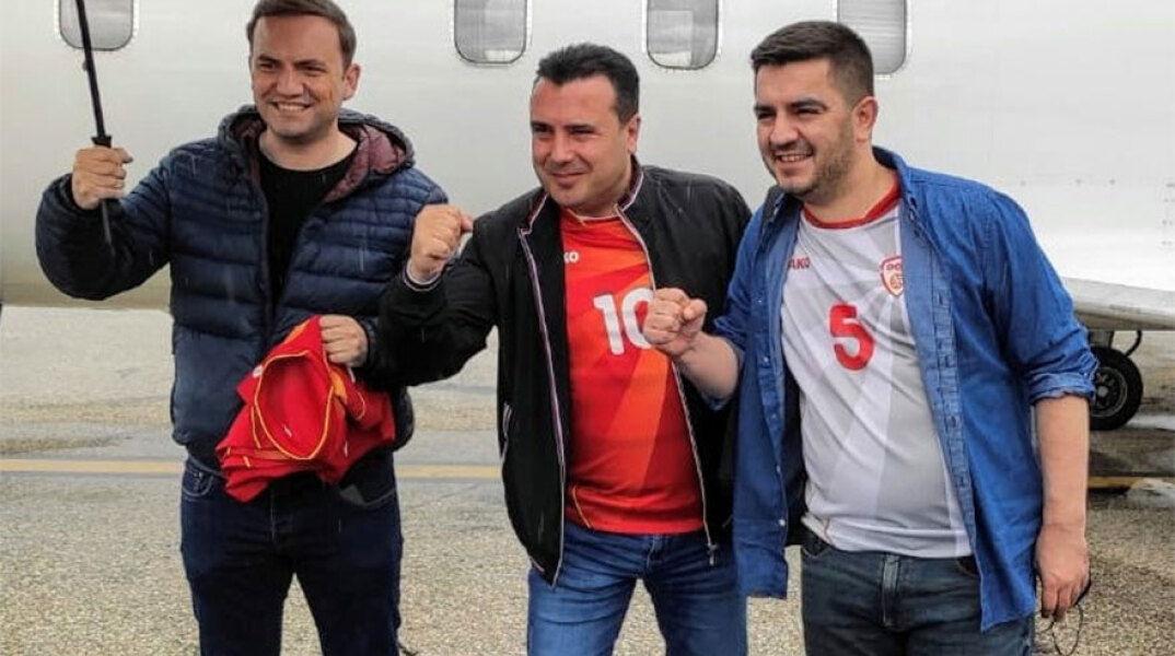 Ο Ζόραν Ζάεφ με τη φανέλα της Βόρειας Μακεδονίας στο EURO 2020 που έχει το ακρωνύμιο «FFM» (Football Federation Macedonia), το οποίο παραπέμπει σε σκέτο «Μακεδονία»