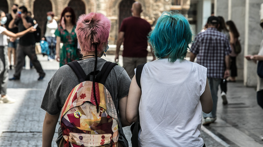 Ο Γιάννης Νένες γράφει για την καλοκαιρινή Αθήνα και όλα όσα θα δούμε στην πόλη κάτω από τους 42°C και η Μαρία Μαρκέζη φωτογραφίζει.