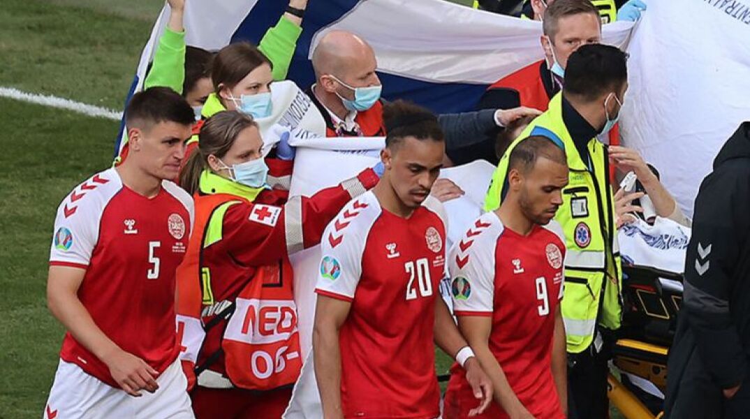Σημαίες της Φινλανδίας έγιναν «σεντόνια» και «πανιά» για να προστατεύσουν τον πεσμένο Έρικσεν μετά την κατάρρευσή του στον αγώνα με τη Δανία για το EURO 2020