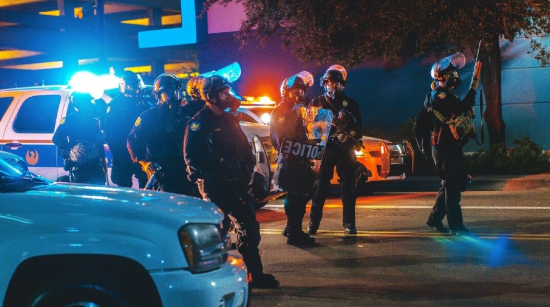 Μαζεμένοι αστυνομικοί σε περιοχή της Αμερικής©Unspalsh/AJ Colores