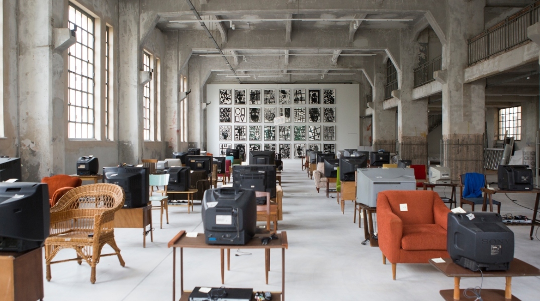 Εγκατάσταση του Kutluğ Ataman από την έκθεση Portals | Πύλη του ΝΕΟΝ στο πρώην Δημόσιο Καπνεργοστάσιο