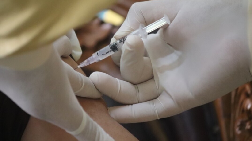 Γιατρός εμβολιάζει έφηβο©Unsplash/ Mufid Majnun