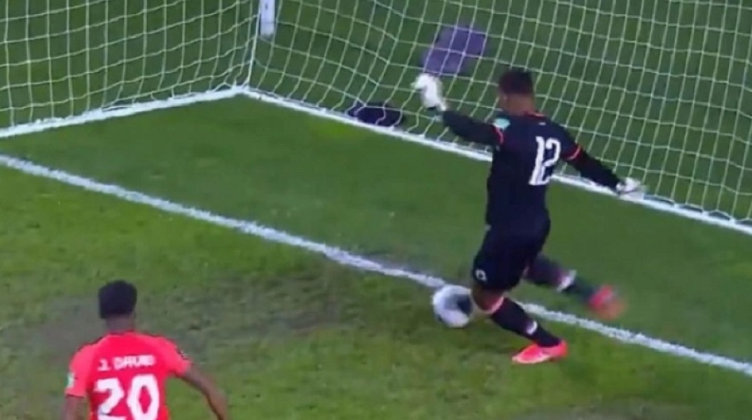 Aπίστευτο αυτογκόλ από τον τερματοφύλακα της Αϊτής
