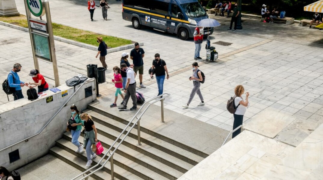 Κόσμος στο κέντρο της Αθήνας©EUROKINISSI