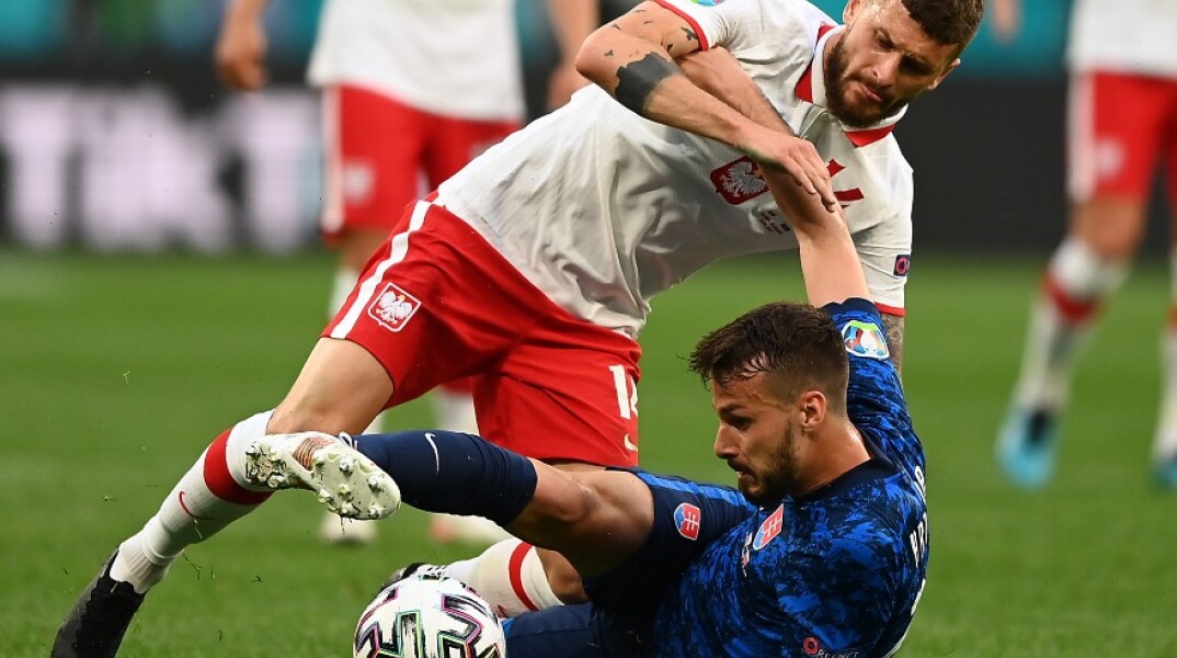 Στιγμιότυπο από την αναμέτρηση της Πολωνίας με τη Σλοβακία