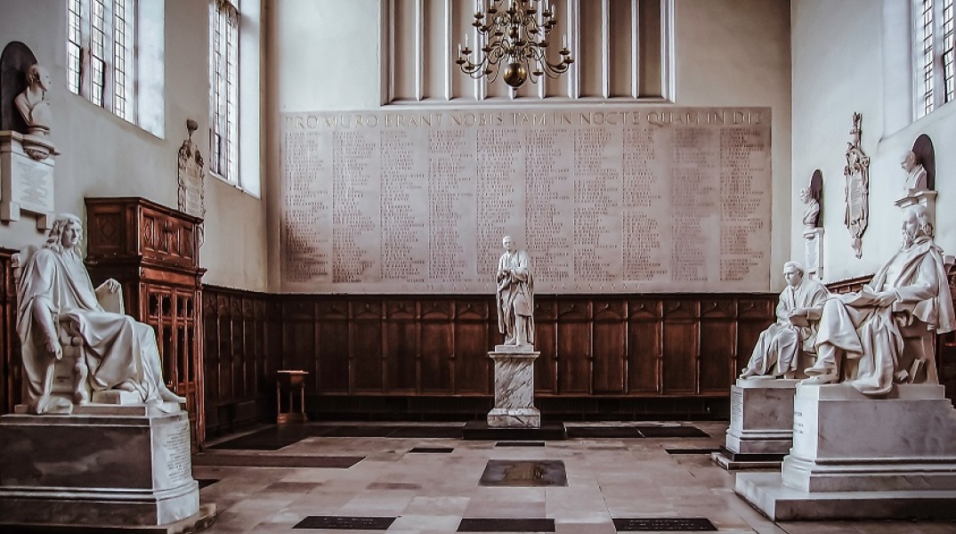 Αγάλματα σε πανεπιστήμιο της Βρετανίας