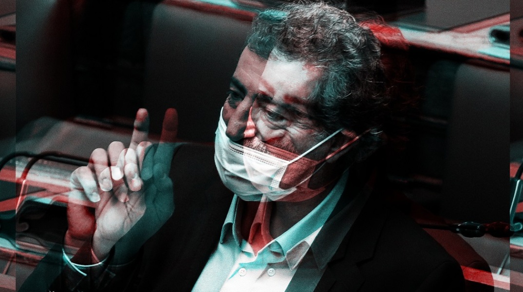 Ο Παύλος Πολάκης στα έδρανα της Βουλής υψώνει το δάχτυλό του