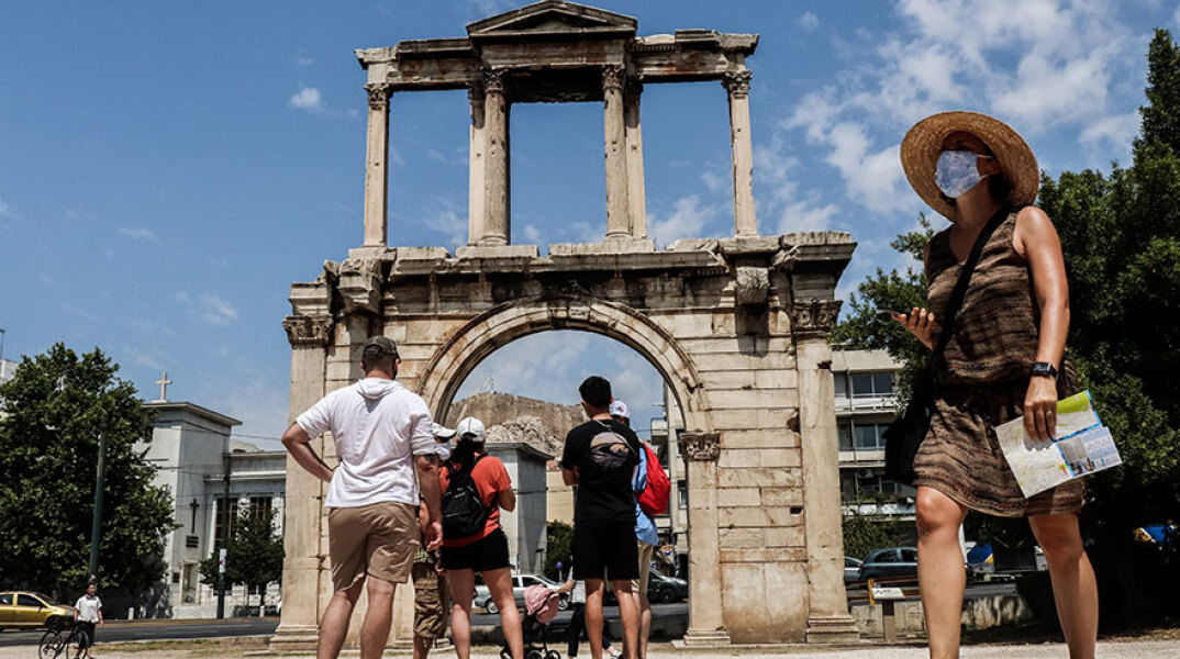 Τουρίστες στην Αθήνα - Ο ΕΟΔΥ ανακοίνωσε την Τετάρτη 16 Ιουνίου 2021 τα νέα κρούσματα κορωνοϊού στην Ελλάδα