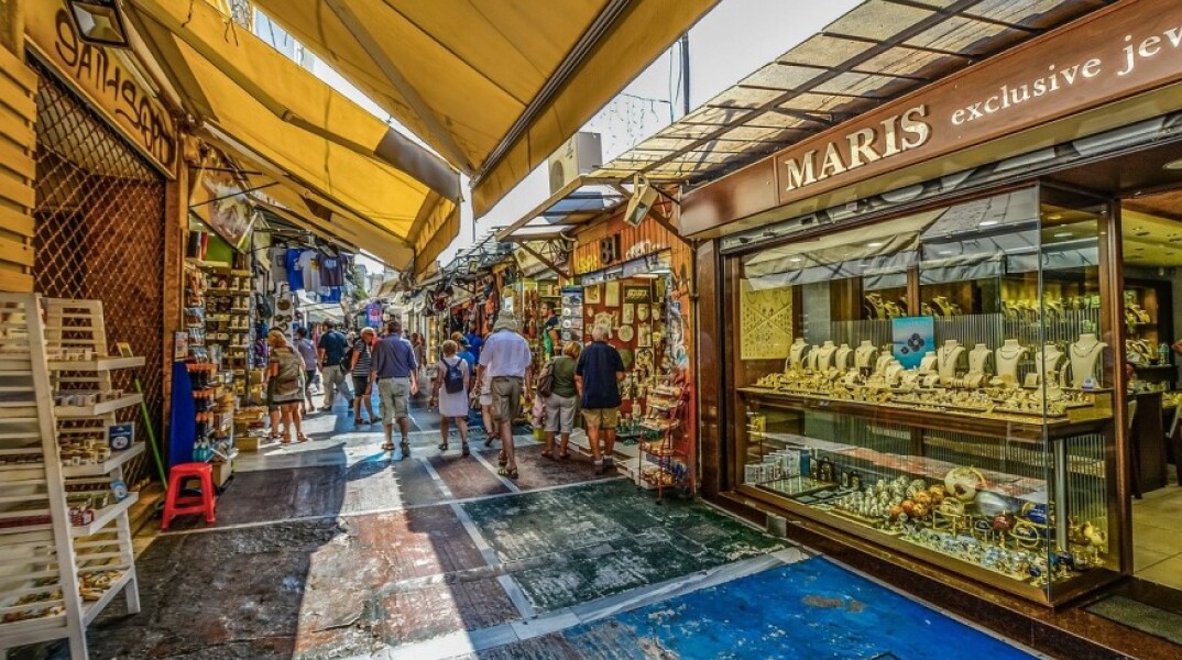 Μοναστηράκι με κόσμο©Pixabay/user32212