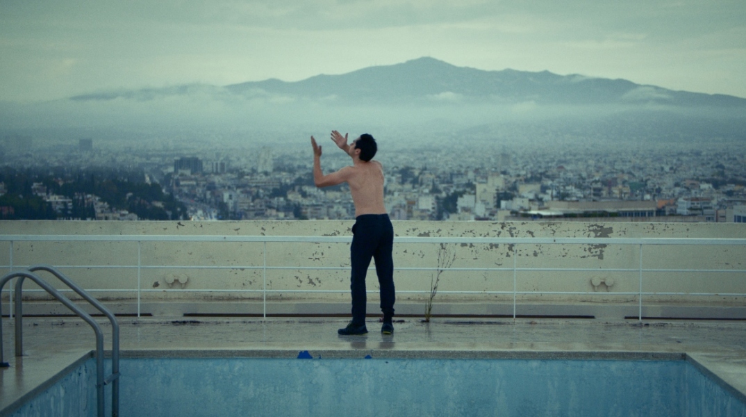 Στιγμιότυπο από την ταινία του Μπάμπη Μακρίδη «Όρνιθες (Ή πως να γίνεις πουλί)»