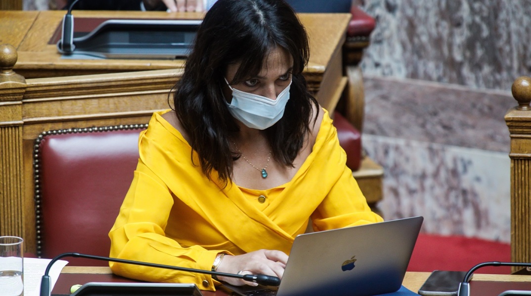 Η Δόμνα Μιχαηλίδου στα υπουργικά έδρανα της Βουλής με μάσκα και laptop