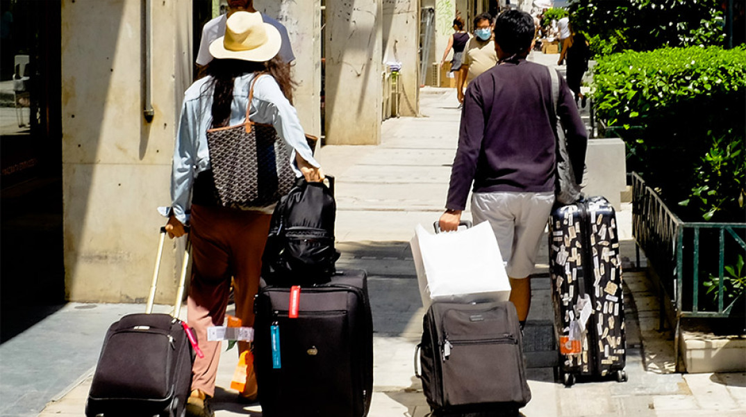 ΤΟΥΡΙΣΤΕΣ ΣΤΗΝ ΑΘΗΝΑ