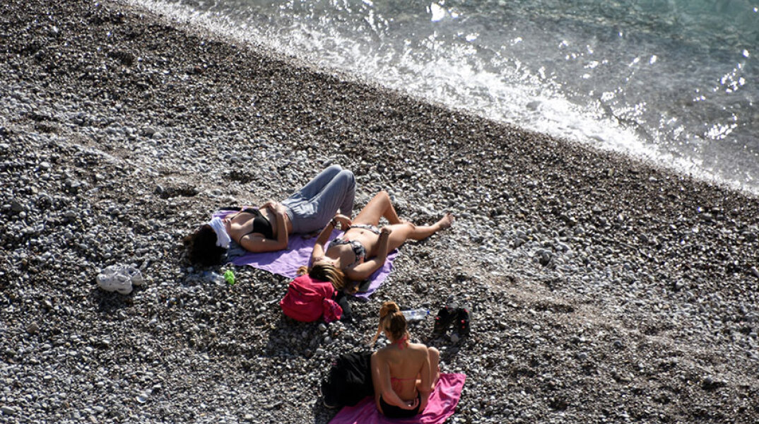 Λουόμενες σε παραλία (ΦΩΤΟ ΑΡΧΕΙΟΥ) - Στην Αττική υπάρχουν παραλίες για εκδρομές το τριήμερο του Αγίου Πνεύματος