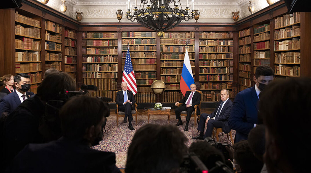 Στιγμιότυπο από τη συνάντηση του Τζο Μπάιντεν με τον Βλαντίμιρ Πούτιν στη Γενεύη