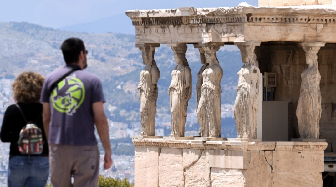 Φωτογραφία από την Ακρόπολη - Ένα ζευγάρι κοιτάζει τις Καρυάτιδες©ΑΝΤΩΝΗΣ ΝΙΚΟΛΟΠΟΥΛΟΣ/EUROKINISSI