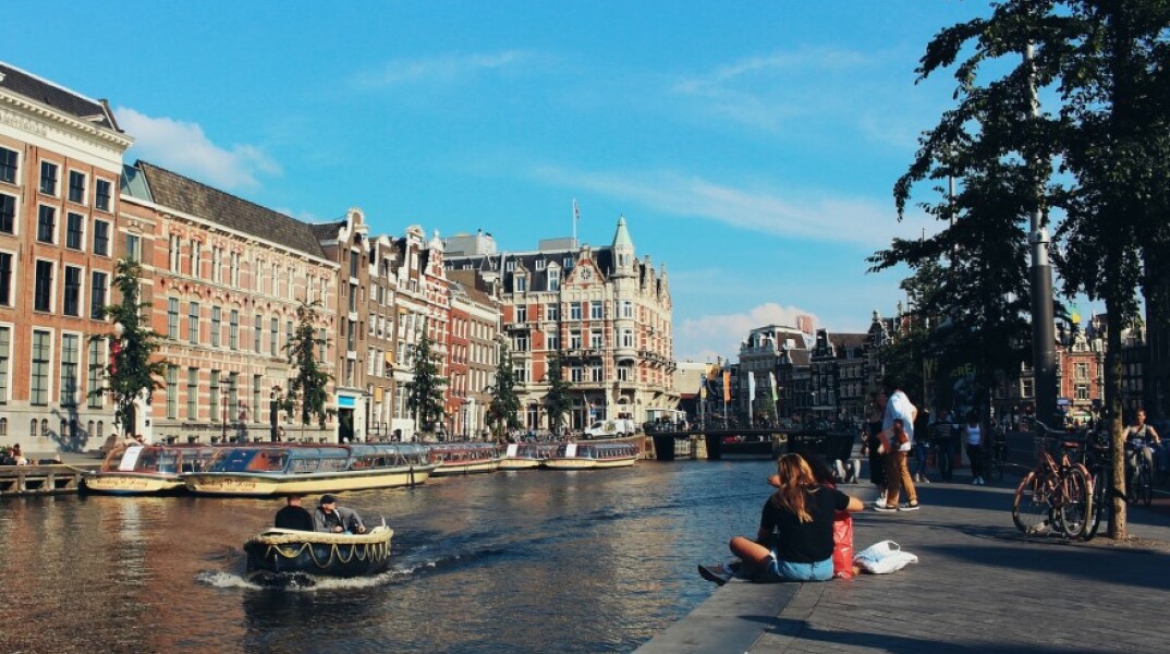 Το Αμστερνταμ - καλοκαίρι©Unsplash/ Steven Lasry