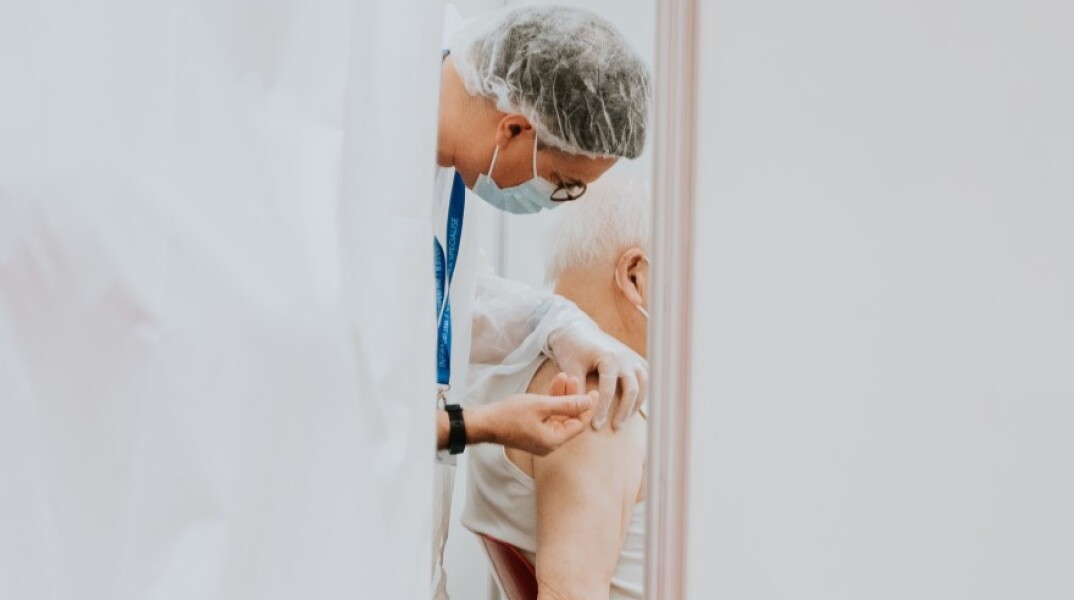 Ηλικιωμένος άντρας εμβολιάζεται©Unsplash/ Mat Napo 