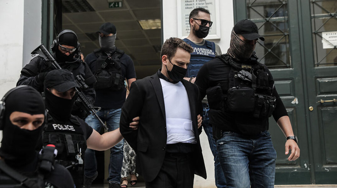 Ο 33χρονος συζυγοκτόνος, Μπάμπης Αναγνωστόπουλος, που σκότωσε την Καρολάιν Κράουτς, στα δικαστήρια Ευελπίδων - Πήρε προθεσμία να απολογηθεί για το έγκλημα στα Γλυκά Νερά την Τρίτη 22 Ιουνίου 2021