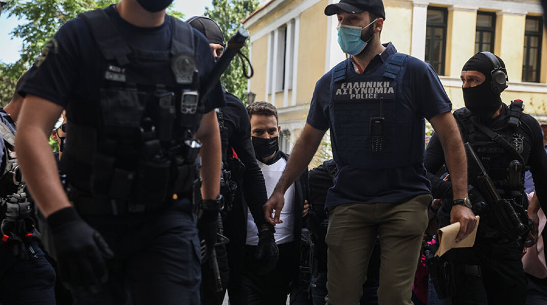 Ο 33χρονος πιλότος, Μπάμπης Αναγνωστόπουλος, που σκότωσε τη σύζυγό του, Καρολάιν Κράουτς, στο σπίτι τους στα Γλυκά Νερά