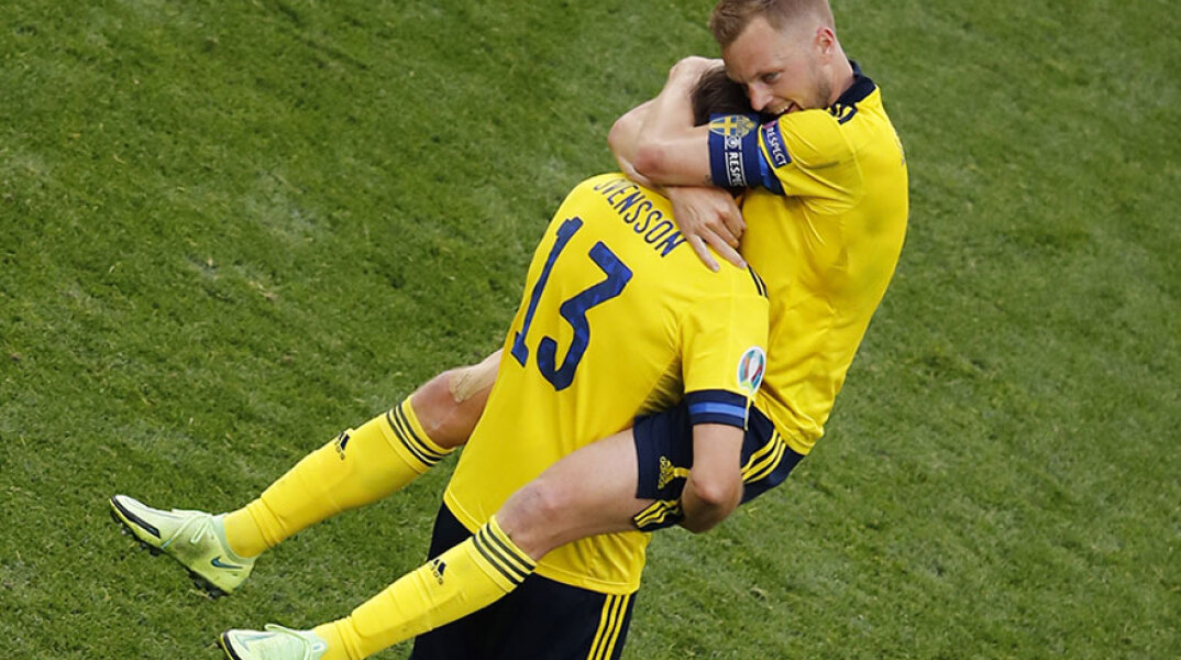 Παίκτες της Σουηδίας πανηγυρίζουν τη νίκη κόντρα στη Σλοβακία για τη 2η αγωνιστική του Euro 2020