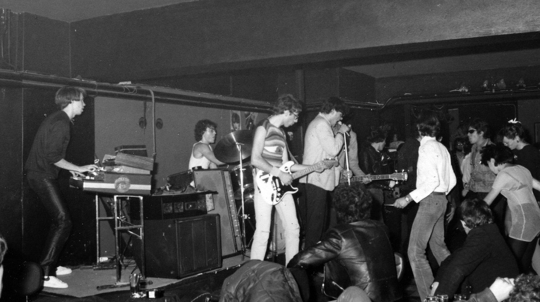 Οι Παρθενογένεσις σε συναυλία στο Paranoid αρχές δεκαετίας 1980, Αθήνα