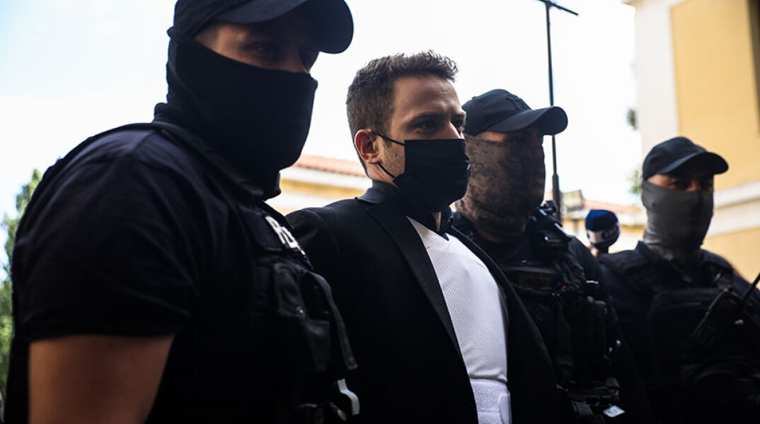 Ο 33χρονος συζυγοκτόνος στα δικαστήρια Ευελπίδων - Ο πιλότος ομολόγησε τη δολοφονία της Καρολάιν