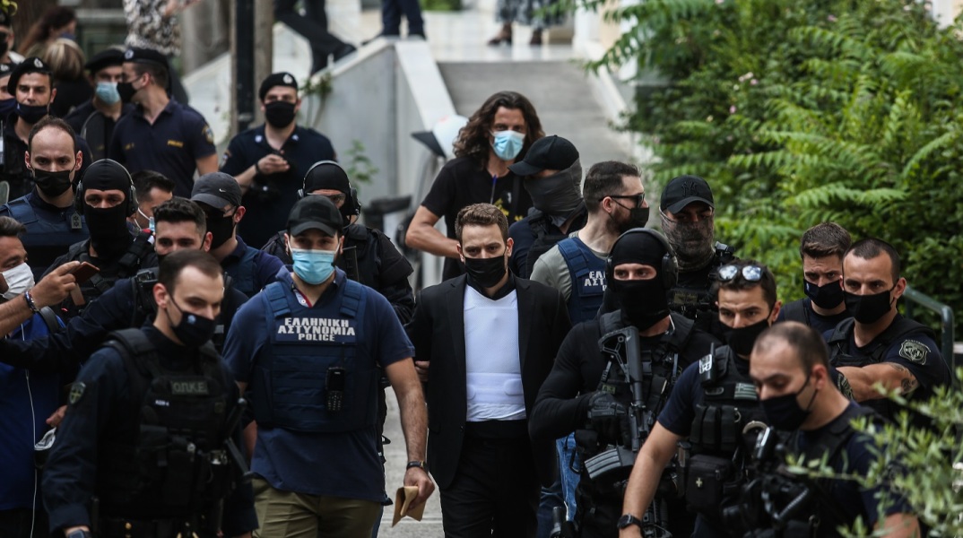 Απολογία στον εισαγγελέα του 32χρονου Μπάμπη Αναγνωστόπουλου καθ' ομολογία δράστη της δολοφονίας της 20χρονης συζύγου του Καρολάιν Κράουτς την Παρασκευή, 18 Ιουνίου 2021