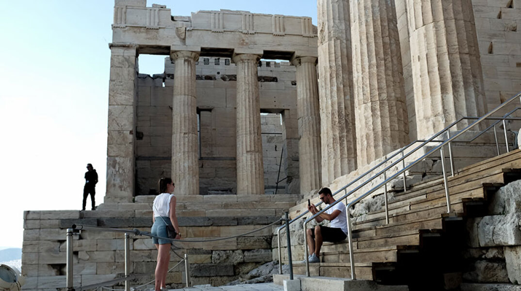 Επισκέπτες στην Ακρόπολη (ΦΩΤΟ ΑΡΧΕΙΟΥ) - Ο ΕΟΔΥ ανακοίνωσε τις περιοχές όπου εντοπίστηκαν τα 394 νέα κρούσματα κορωνοϊού στην Ελλάδα το Σάββατο 19 Ιουνίου 2021