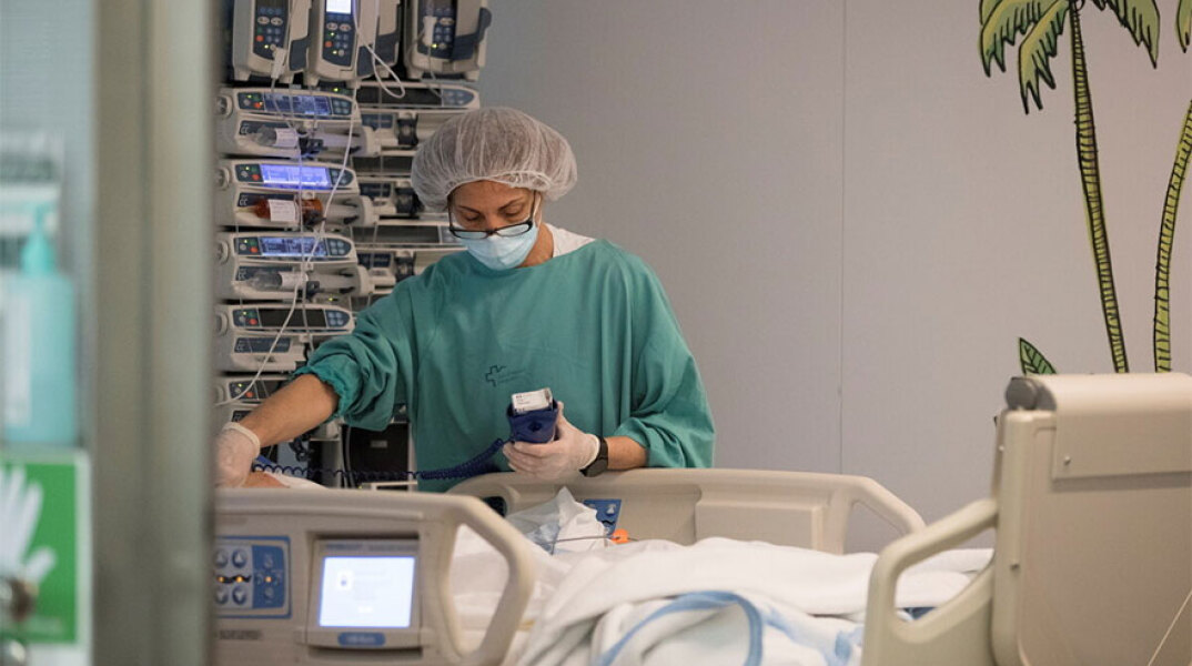 Υγειονομικός σε ΜΕΘ για ασθενείς με κορωνοϊό - Νέα έρευνα για τα συμπτώματα που επιμένουν και πώς πρέπει να αντιμετωπίζονται