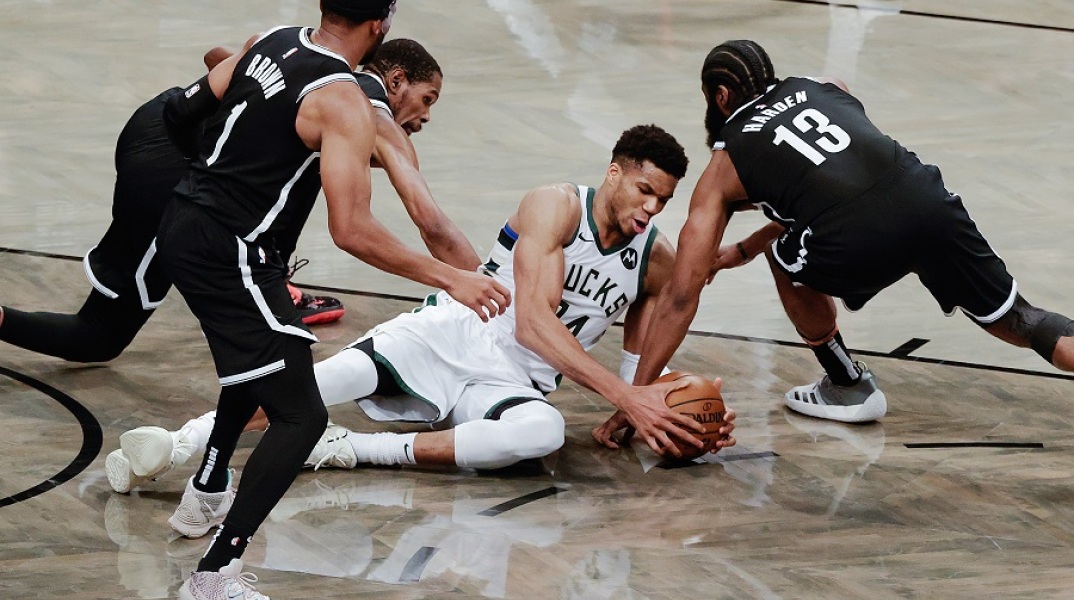 ΝΒΑ: Το Μιλγουόκι του Γιάννη Αντετοκούνμπο νίκησε τους Νετς σε ένα Game 7 που κρίθηκε στην παράταση (115-111) και προκρίθηκε στους τελικούς της Ανατολής.