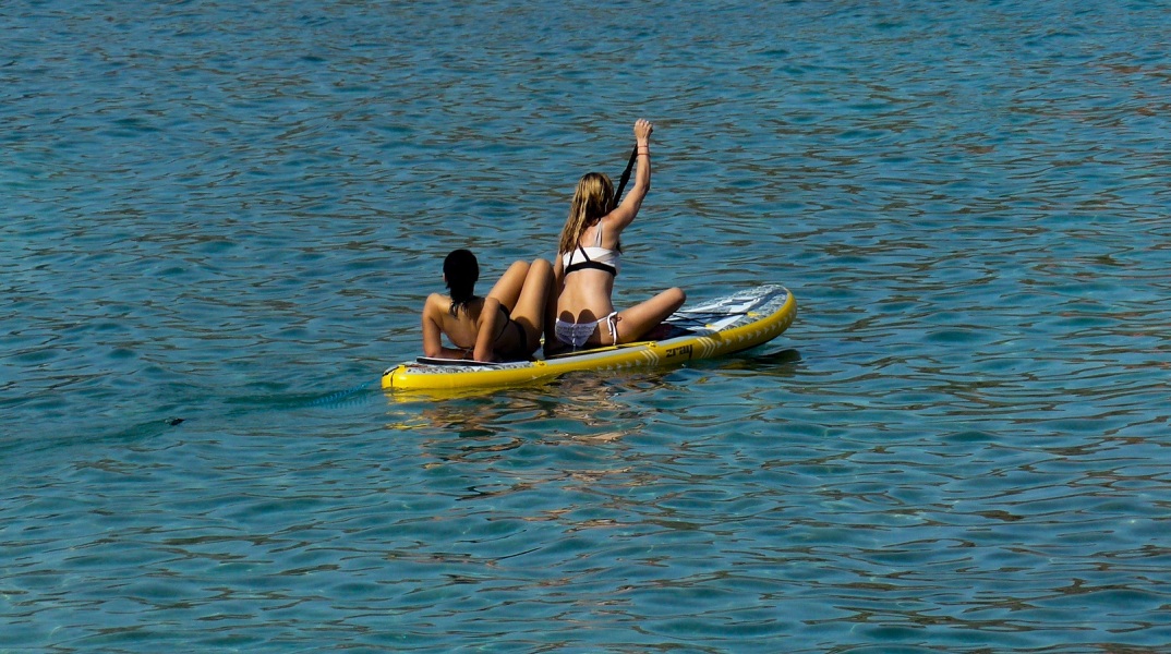 Μια 13χρονη χειρίστρια φουσκωτού κανό κινδύνευσε το Σάββατο στη θαλάσσια περιοχή Κομίτσας, στη Χαλκιδική. Άμεσα επενέβησαν δυνάμεις του Λιμενικού.