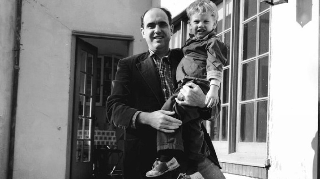 Γιορτή του Πατέρα 2021: Ο Νίκος Παπανδρέου, γιος του ιδρυτή του ΠΑΣΟΚ Ανδρέα Παπανδρέου, τιμά την επέτειο με μια νοσταλγική φωτογραφία από το μακρινό παρελθόν