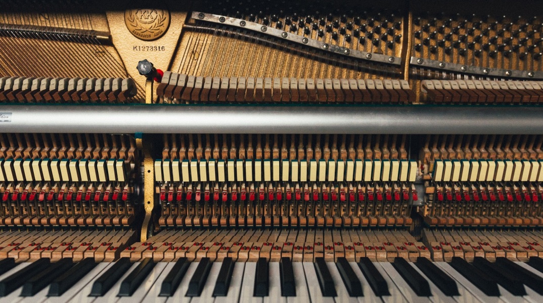 «Θησαυρός» στα σκουπίδια στη Θεσσαλονίκη: Πιάνο 100 ετών, κατασκευασμένο στο εργοστάσιο Schimmel στη Λειψία, βρέθηκε διαλυμένο και πεταμένο. 