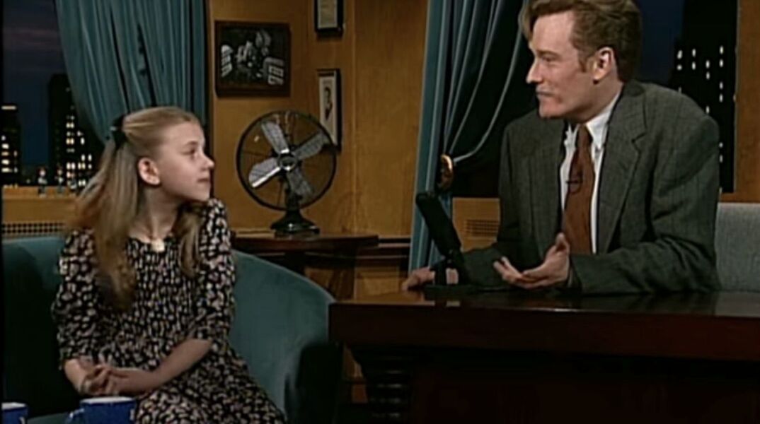 Σκάρλετ Γιόχανσον και Κόναν Ο’ Μπράιεν σε τηλεοπτικό σκετς του 1994 – Ο διάσημος παρουσιαστής κάνει αναδρομή στην πρώτη του συνάντηση με τη σταρ του Χόλιγουντ