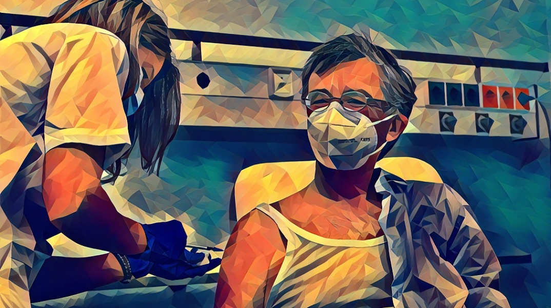 Ο Σωτήρης Τσιόδρας κατά τη διάρκεια του εμβολιασμού του