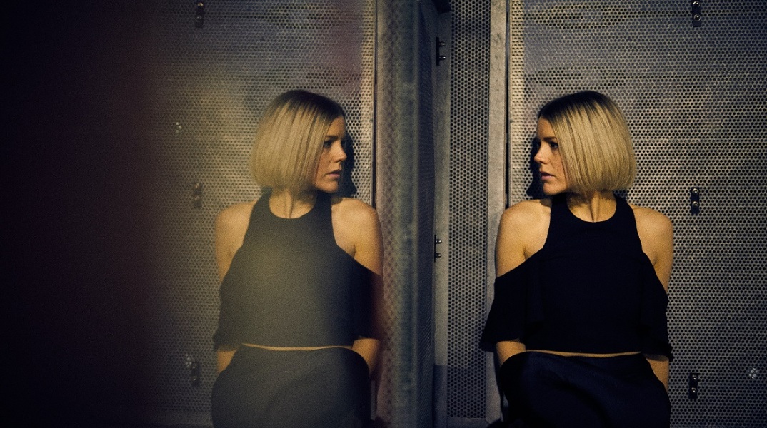 Γυναίκα που κοιτά τον εαυτό της στον καθρέφτη