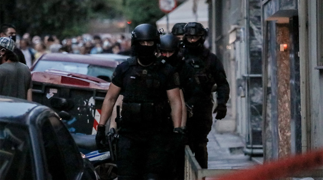 ΕΠΕΜΒΑΣΗ ΤΗΣ ΑΣΤΥΝΟΜΙΑΣ ΣΤΑ ΠΕΤΡΑΛΩΝΑ ΓΙΑ ΤΗΝ ΣΥΛΛΗΨΗ ΒΙΑΣΤΗ 