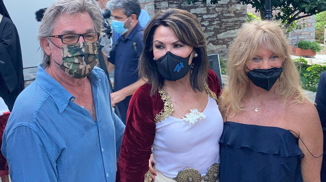 Η Γιάννα Αγγελοπούλου με την Γκόλντι Χον και τον σύζυγος της, Κερτ Ράσελ, στην εκδήλωση για τα εγκαίνια της εικαστικής έκθεσης «Πρώτη Σημαία» στο μοναστήρι του Ευαγγελισμού της Θεοτόκου στη Σκιάθο