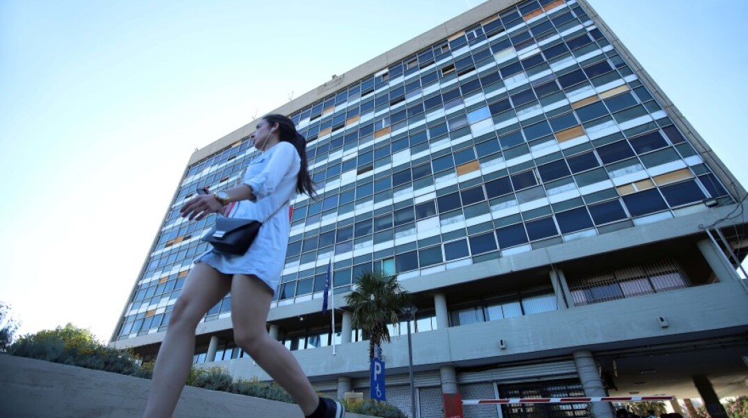 Μία κοπέλα περνάει έξω από το ΑΠΘ©Eurokinissi/ΚΩΝΣΤΑΝΤΙΝΙΔΗΣ ΓΙΩΡΓΟΣ