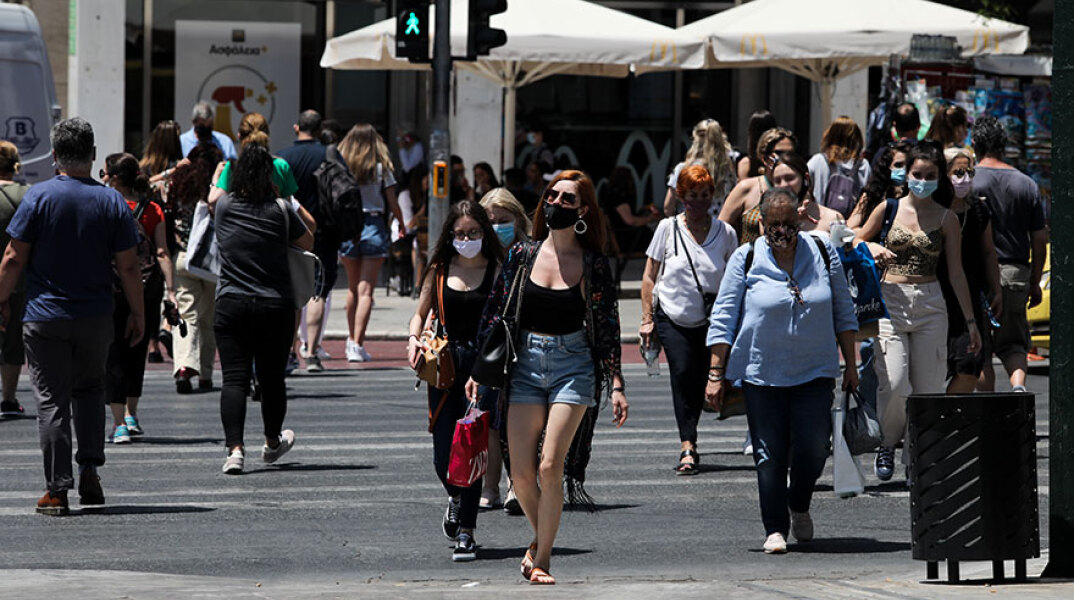 Πολίτες διασχίζουν διάβαση πεζών στην πλατεία Συντάγματος - Ο ΕΟΔΥ ανακοίνωσε σήμερα Τρίτη (22/6) τα νέα κρούσματα κορωνοϊού στην Ελλάδα