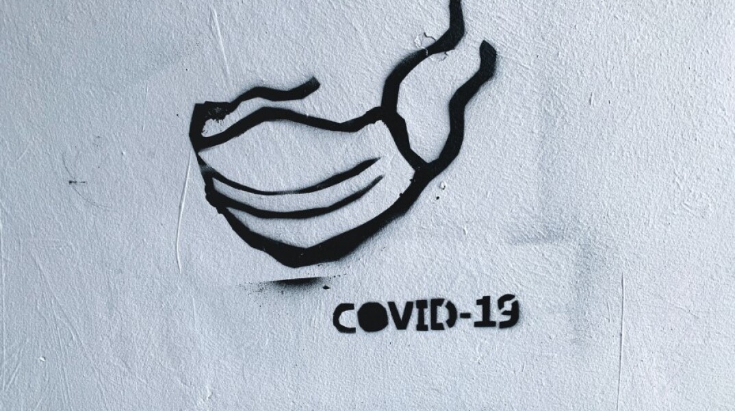 Τοιχογραφία που δείχνει μία μάσκα και γράφει Covid-19©adam-niescioruk/Unsplash
