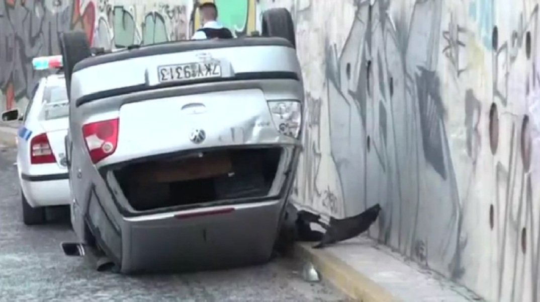 Αυτοκίνητο ανετράπη στη γέφυρα της Αμφιθέας 