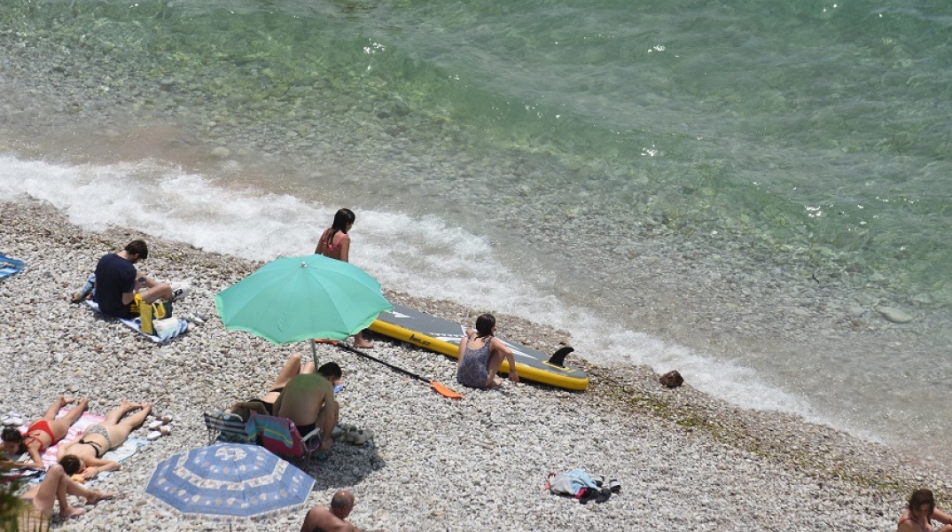 Αναζητώντας δροσιά στις παραλίες 